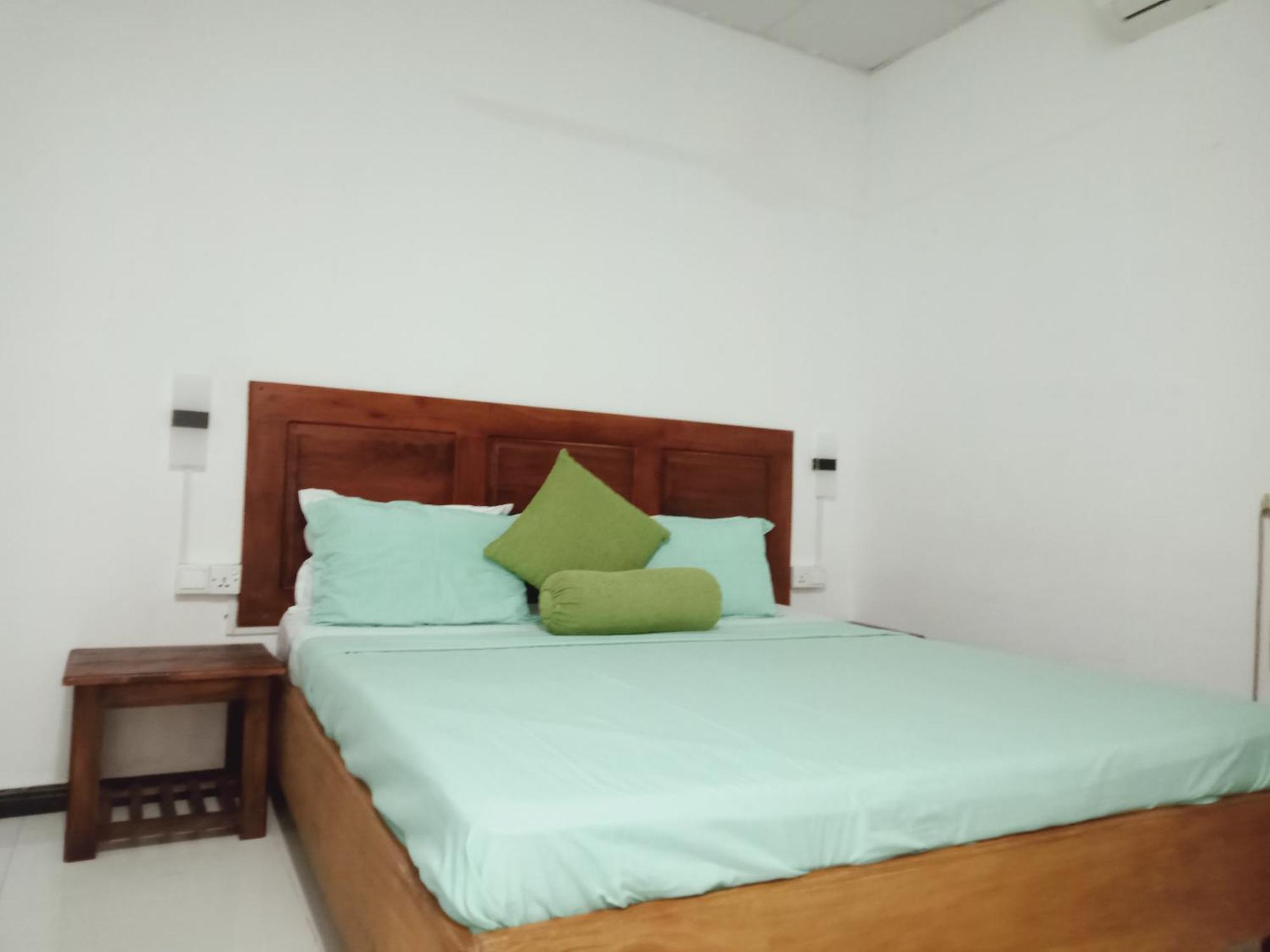 White Villa Hotel ตรินโคมาลี ภายนอก รูปภาพ